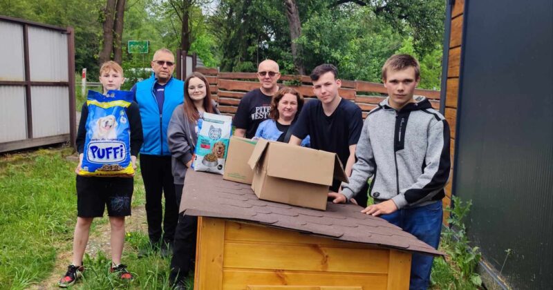 Wychowankowie Ośrodka Szkolenia i Wychowania w Starachowicach wspierają schronisko w Rudniku